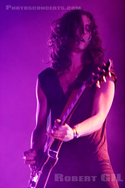 THE STROKES - 2006-06-29 - PARIS - Zenith - Nick Valensi